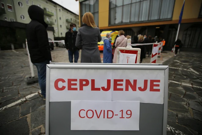 Ponekod so napake pri cepljenju mladostnikov pripisali navalu na cepljenje, ki je bilo zaradi uvajanja pogojev PCT zelo obiskano. Fotografija je simbolična. FOTO: Leon Vidic/Delo
