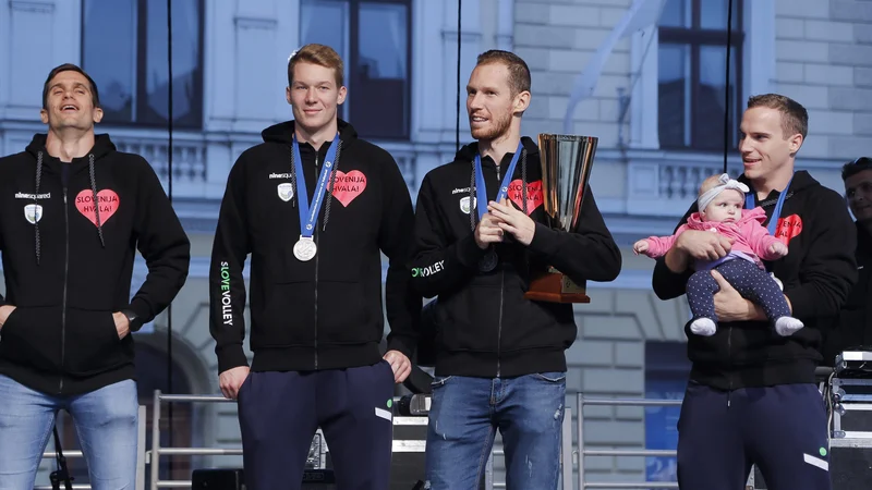 Fotografija: Slovenski odbojkarji so se z zadnjega EP vrnili s srebrnimi kolajnami. FOTO: Jože Suhadolnik/Delo