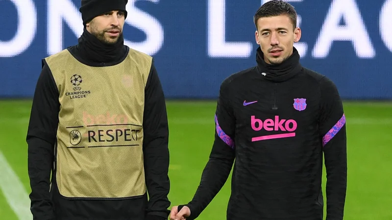 Fotografija: Tandem za podvig v Münchnu? Gerard Pique (levo) in Francoz Clement Lenglet bi lahko v drugi polovici sezone nastopala v evropski ligi. FOTO: Christof Stache/AFP