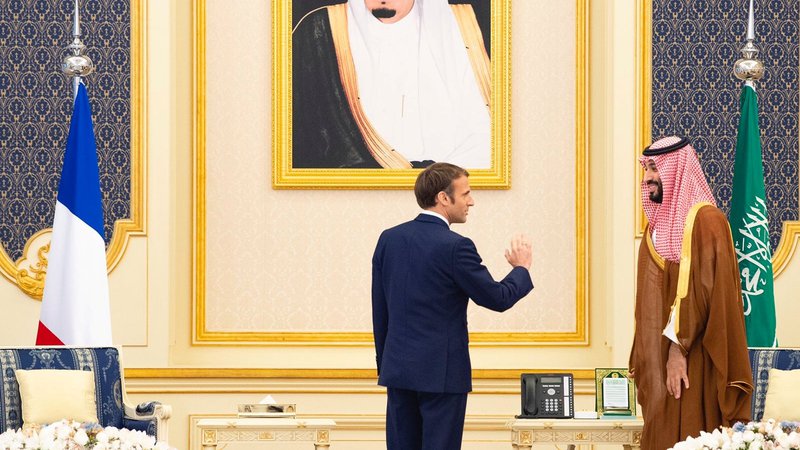 Fotografija: Emmanuel Macron na savdskem dvoru. FOTO: Reuters
