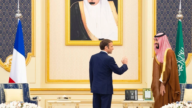 Fotografija: Emmanuel Macron na savdskem dvoru. FOTO: Reuters