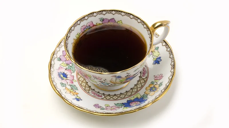 Fotografija: Ekološko ozaveščena kavopivka bo vesela lepo ohranjene porcelanaste skodelice z bolšjaka ali iz centra ponovne uporabe. FOTO: Shutterstock
