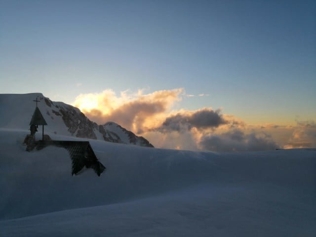 V Julijskih Alpah bo zapadlo okoli pol metra snega. FOTO: Marjan Zidarič 
