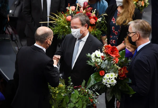 Med prvimi je novemu nemškemu kanclerju Olafu Scholzu čestital nesojeni kanclerski kandidat CDU Armin Laschet. FOTO: Annegret Hilse/Reuters
