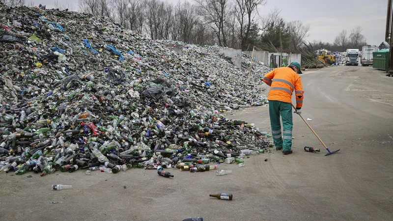 Fotografija: Kavcijski sistem pri nas, trdijo v Eko krogu in Picu, nikoli ni zaživel zaradi »pomanjkljive ureditve«. FOTO: Jože Suhadolnik/Delo
