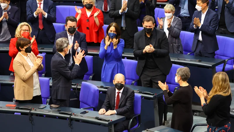 Fotografija: Poslanci ploskaju Olafu Scholzu po razglasitvi rezultatov volitev za kanclerja. FOTO: Fabrizio Bensch/Reuters