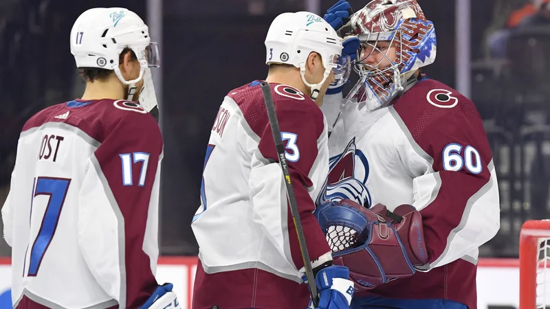 Fotografija: Jack Johnson, branilec moštva Colorado Avalanche, je takole čestital vratarju Justusu Annunenu (desno) po zmagi nad Philadelphio Flyers. FOTO: Eric Hartline/Usa Today Sports