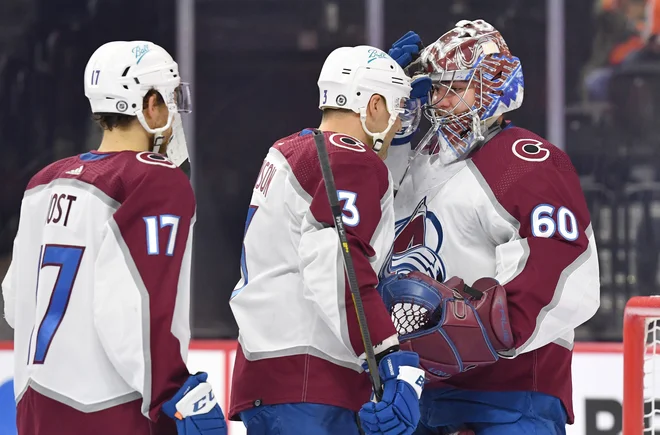 Jack Johnson, branilec moštva Colorado Avalanche, je takole čestital vratarju Justusu Annunenu (desno) po zmagi nad Philadelphio Flyers. FOTO: Eric Hartline/Usa Today Sports
