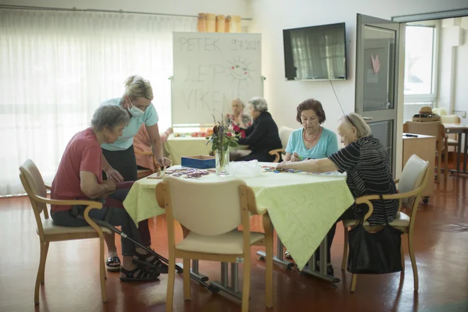 Povprečna oskrbnina v domovih za starejše je približno 680 evrov. Foto Jure Eržen
