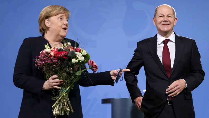 Fotografija: Primopredaja poslov med zdaj že bivšo kanclerko Angelo Merkel in kanclerjem Olafom Scholzem v kanclerski palači
FOTO: Fabrizio Bensch/REUTERS