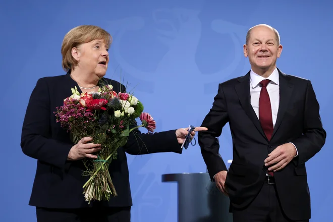 Primopredaja poslov med zdaj že bivšo kanclerko Angelo Merkel in kanclerjem Olafom Scholzem v kanclerski palači

FOTO: Fabrizio Bensch/REUTERS
