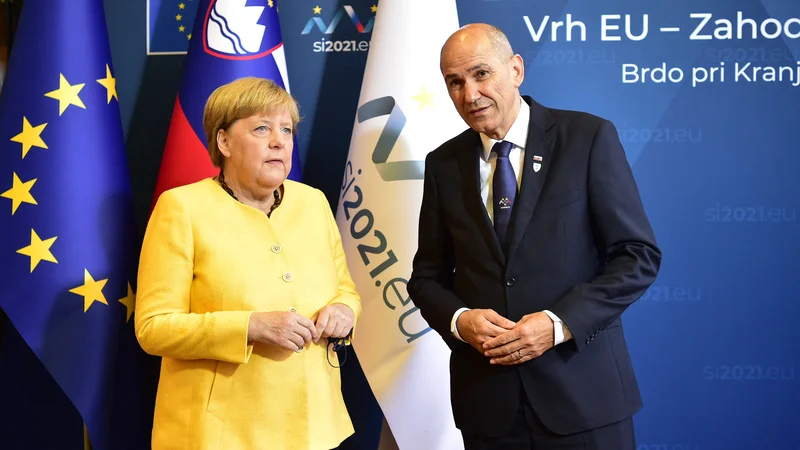 Fotografija: Slovenski premier Janez Janša in bivša nemška kanclerka Angela Merkel si politično nista bila blizu, je pa kanclerka Janšo tolerirala znotraj EPP. FOTO: Jure Makovec/Afp