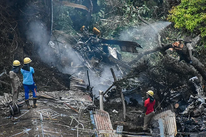 Množica je gasila z vedri vode. FOTO: AFP
