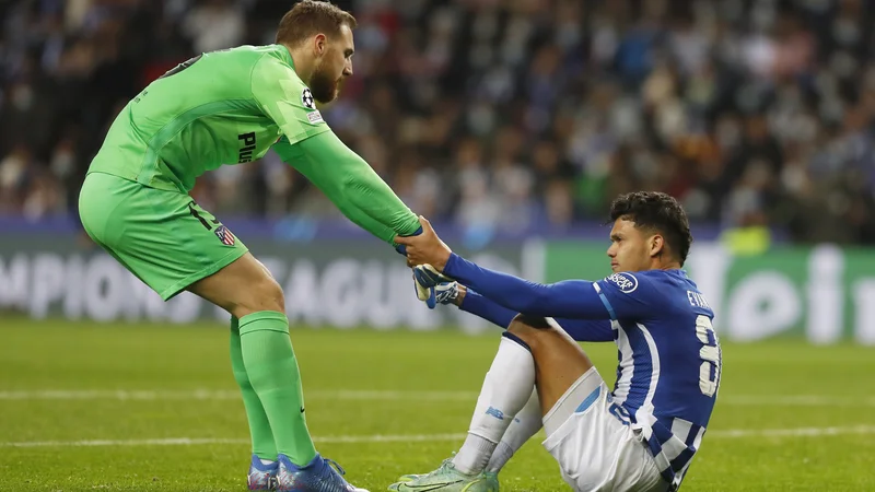 Fotografija: Jan Oblak je po tekmi v Portu tolažil razočarane gostitelje. Foto Pedro Nunes/Reuters