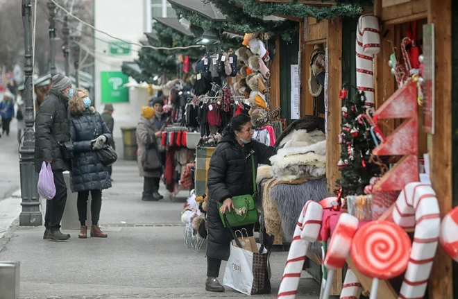 Od sobote do včeraj so bile na Pogačarjevem trgu ob spoštovanju PCT odprte le stojnice z darili in oblačili. FOTO: Blaž Samec/Delo
