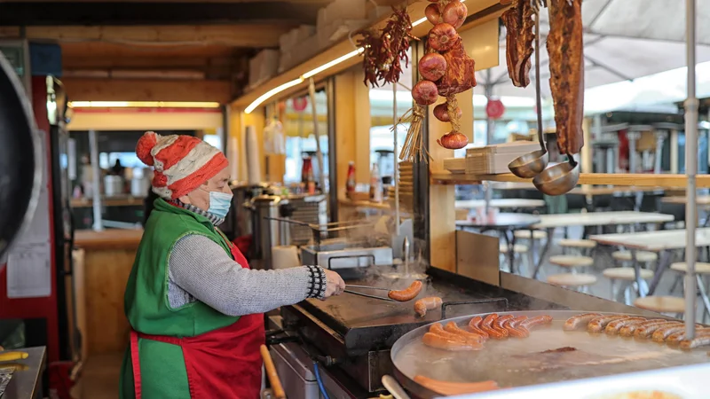 Fotografija: Obiskovalci lahko namesto na božičnem sejmu hrano in pijačo uživajo na osrednji mestni tržnici. FOTO: Blaž Samec/Delo
