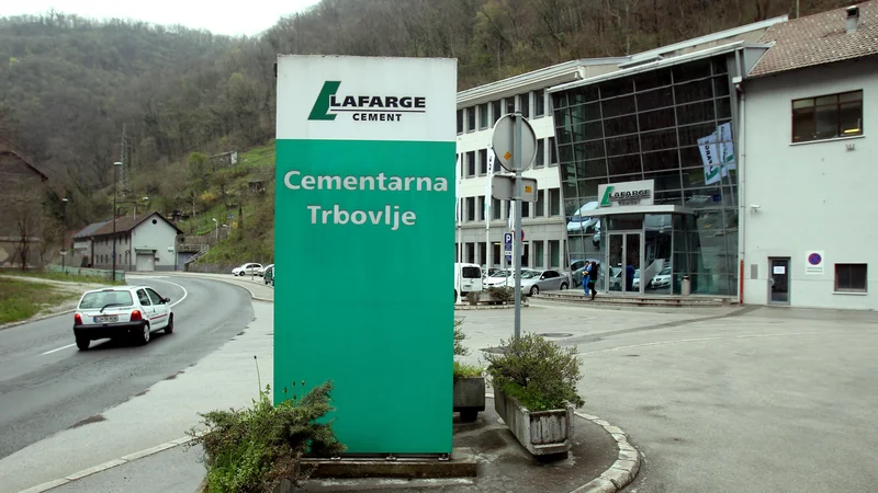 Fotografija: Civilna družba se po novem ZVO-2 lahko vključi v postopke OVD. Na fotografiji Cementarna Lafarge, katere vplivno območje naj bi pred desetletjem segalo le do meja tovarne. FOTO: Blaž Samec/Delo