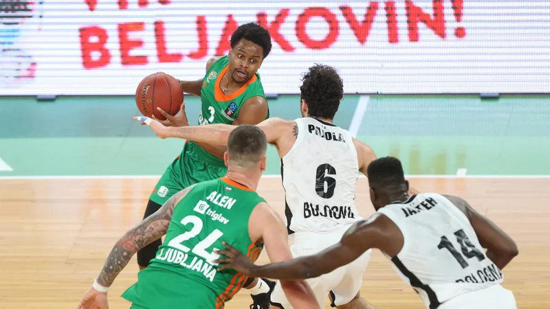 Fotografija: Yogi Ferrell (z žogo) je bil neustavljiv v prvem polčasu in tudi Alen Omić je potrdil, da je pravšnja okrepitev. FOTO: Cedevita Olimpija