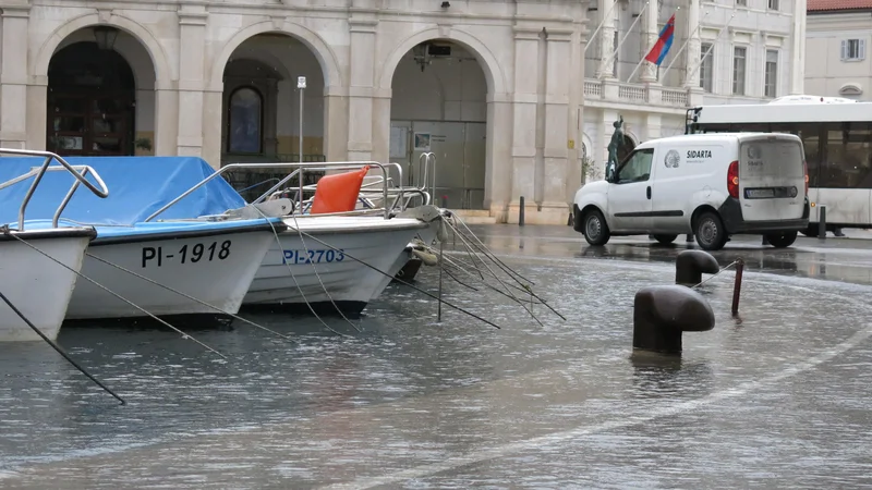 Fotografija: Posledice zadnjega močnega plimovanja oktobra letos. FOTO: Boris Šuligoj