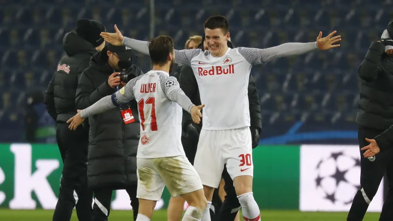 Fotografija: Benjamin Šeško (desno) se je takole s soigralcem Andreasom Ulmerjem veselil zgodovinskega uspeha Salzburga. FOTO: Leonhard Foeger/Reuters