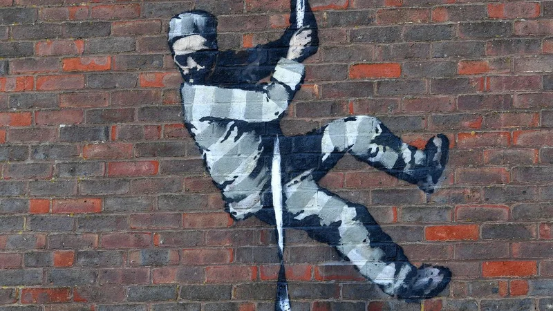 Fotografija: Denar za odkup kaznilnice Reading naj bi Banksy zbral s prodajo šablone, po kateri je letos izvedel poslikavo na zidu te kaznilnice. FOTO: Reuters