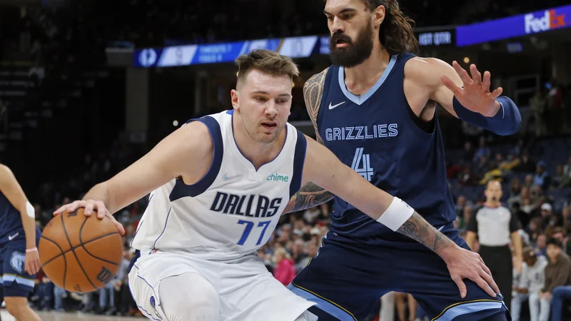 Fotografija: Steven Adams ustavlja Luko Dončića v Memphisu. FOTO: Petre Thomas/USA Today Sports