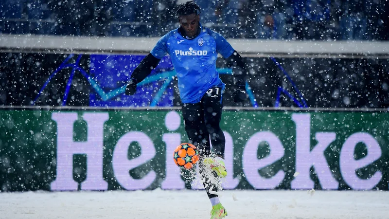 Fotografija: Kolumbijski napadalec Atalante Duvan Zapata se je ogreval, kot je vedel in znal. FOTO: Alberto Lingria/Reuters