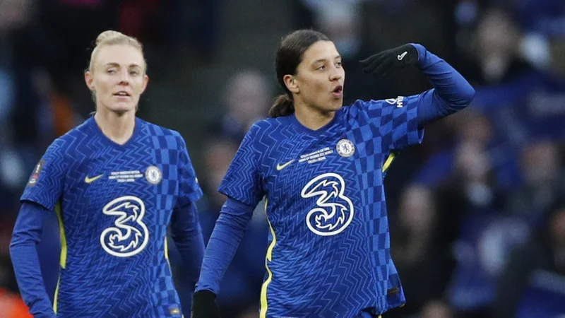 Fotografija: Sam Kerr (desno) med decembrskim dvobojem z mestnim tekmecem Arsenalom na Wembleyju. FOTO: Andrew Boyers/Reuters