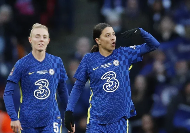 Sam Kerr (desno) med decembrskim dvobojem z mestnim tekmecem Arsenalom na Wembleyju.&nbsp;FOTO:&nbsp;Andrew Boyers/Reuters
