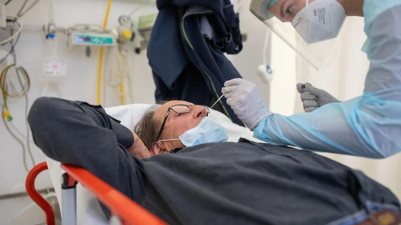 Fotografija: KPK je ustavila dvanajst preiskav, ki jih je lani v zvezi z nabavami zaščitne opreme oziroma medicinskih pripomočkov uvedla proti petim uradnim osebam Zavoda za blagovne rezerve. FOTO: Voranc Vogel/Delo
