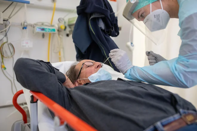 KPK je ustavila dvanajst preiskav, ki jih je lani v zvezi z nabavami zaščitne opreme oziroma medicinskih pripomočkov uvedla proti&nbsp; petim uradnim osebam Zavoda za blagovne rezerve. FOTO: Voranc Vogel/Delo
