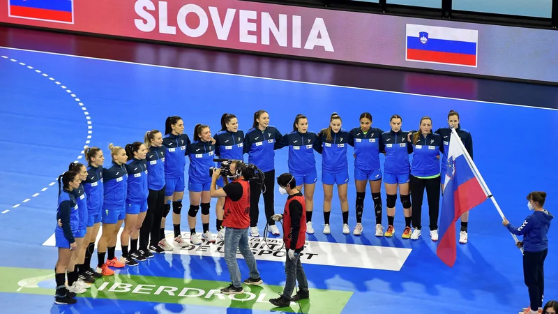 Fotografija: Slovenske rokometašice pred tekmo s Francijo v dvorani Palau d'Esports v Granollersu. FOTO: Pau Barrena/AFP