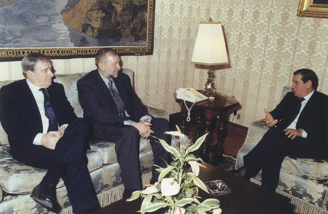 Dimitrij Volčič (prvi z leve) s slovenskim zunanjim ministrom Dimitrijem Ruplom pri predsedniku italijanskega senata Nicoli Mancinu v Rimu leta 2000. FOTO: Osebni arhiv/ Iz knjige Iz ozadja: Novinarjev pogled na pol stoletja Vzhodne Evrope (ZTT)
