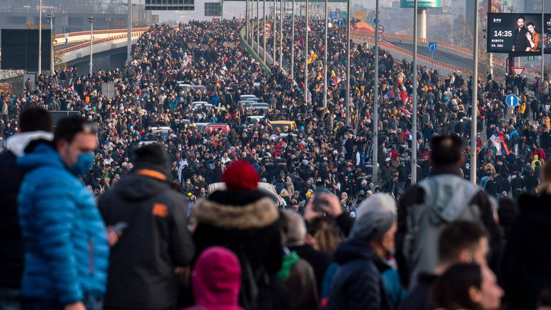 Fotografija: Umik dveh zakonov so zahtevale množice, ki so nekaj prejšnjih koncev tedna protestno ustavile promet po Srbiji. Foto Oliver Bunić/AFP
