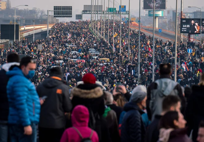 Umik dveh zakonov so zahtevale množice, ki so nekaj prejšnjih koncev tedna protestno ustavile promet po Srbiji. Foto Oliver Bunić/AFP
