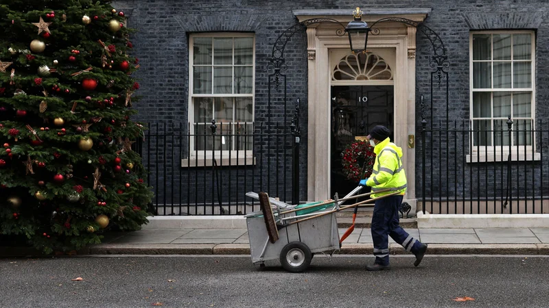 Kaj se je decembra lani dogajalo na sedežu britanske vlade, bo pokazala notranja preiskava, odgovorni pa bodo nosili posledice, obljublja Boris Johnson. Foto: Adrian Dennis/AFP
