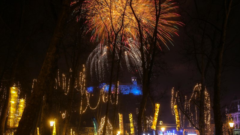 Fotografija: Novo letni večer je mogoče preživeti v gledališču. FOTO: Matej Družnik/Delo
