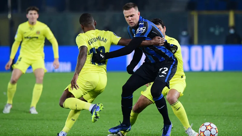 Fotografija: Josip Iličić med tekmo z Villarrealom. FOTO: Alberto Lingria/Reuters
