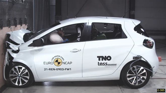 Renault zoe ob varnostnem trku: nekoč je imel vse zvezdice, zdaj nobene. FOTO: Euro NCAP
