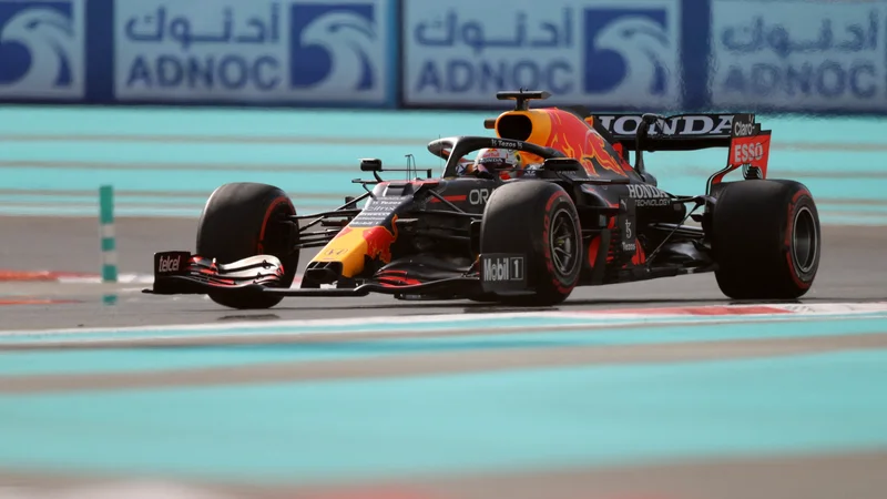 Fotografija: Max Verstappen (na fotografiji) med prvim prostim treningom na dirkališču Yas Marina. FOTO: Hamad I Mohammed/Reuters
