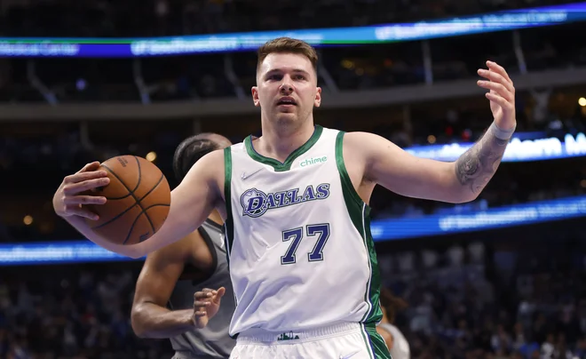 Luka Dončić bo moral potrpeti, preden se bo lahko resno vključil v boj za naslov prvaka lige NBA. FOTO: Ron Jenkins/AFP
