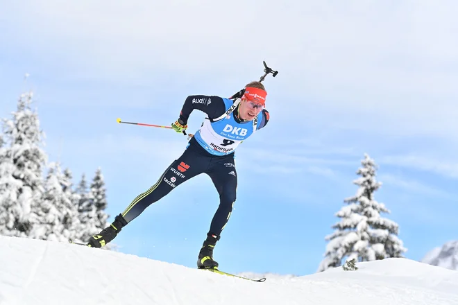 Johannes Kühn (na fotografiji) se je v zadnjem krogu otresel aktualnega svetovnega prvaka s Pokljuke. FOTO: Joe Klamar/AFP
