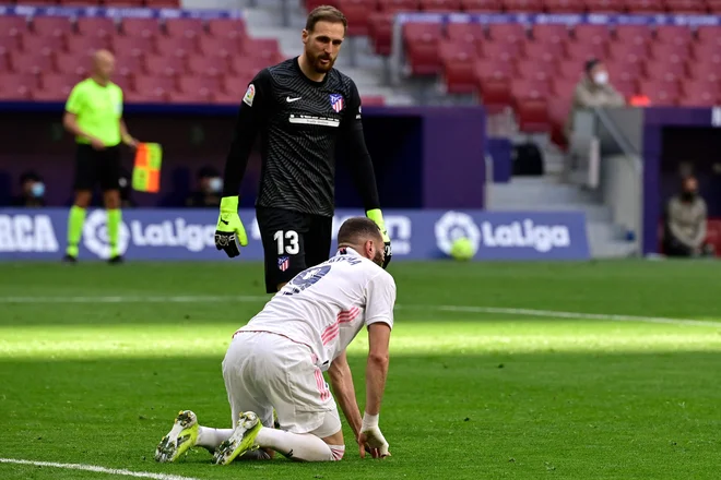 Atletico in Jan Oblak sta v zadnjih petih sezonah premagala Real s Karimom Benzemajem (oba na fotografiji) le enkrat v ligi prvakov in enkrat v Uefinem superpokalu. FOTO: Javier Soriano/AFP
