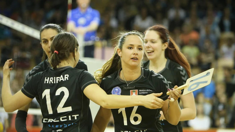 Fotografija: Monika Potokar (št. 16), ko je nastopala še v dresu Calcita. FOTO: Jure Eržen/Delo