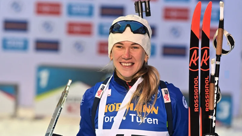 Fotografija: Hanna Sola (na fotografiji) proslavlja v cilju petkovega šprinta na avstrijskem Tirolskem. FOTO: Joe Klamar/AFP