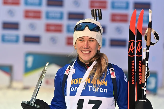 Hanna Sola (na fotografiji) proslavlja v cilju petkovega šprinta na avstrijskem Tirolskem. FOTO:&nbsp;Joe Klamar/AFP
