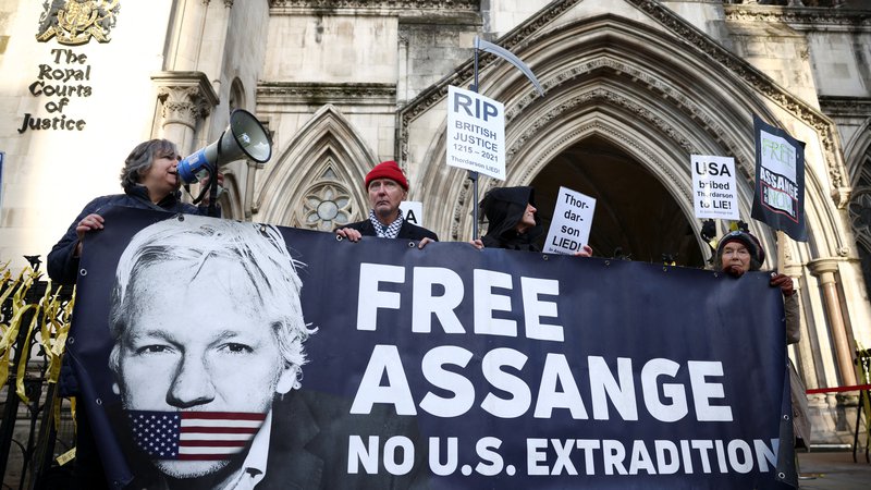 Fotografija: Podporniki Juliana Assangea so razsodbo pričakali pred stavbo višjega sodišča v Londonu. Foto: Henry Nicholls/Reuters
