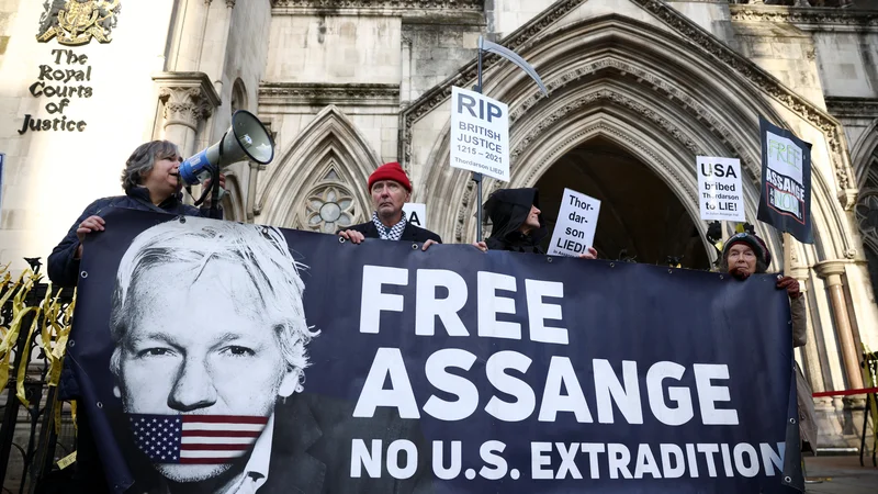Fotografija: Podporniki Juliana Assangea so razsodbo pričakali pred stavbo višjega sodišča v Londonu. Foto: Henry Nicholls/Reuters