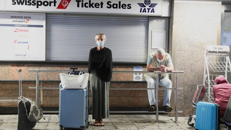 Fotografija: »Stroški so rešljivi, hudo je, ko je ogroženo naše zdravje ali ko z virusom okužimo bližnje in zaradi tega kdo izgubi življenje,« je poudaril vodja konzularne službe zunanjega ministrstva Andrej Šter. FOTO: Sumaya Hisham/Reuters