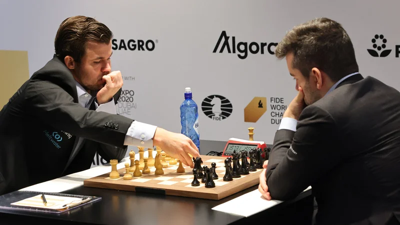 Fotografija: Magnus Carlsen (levo) je pri 31 letih starosti osvojil svoj peti naslov svetovnega prvaka. FOTO: Giuseppe Cacace/AFP